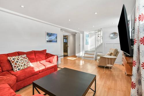 Salle familiale - 92 Rue Latour, Saint-Constant, QC - Indoor Photo Showing Living Room
