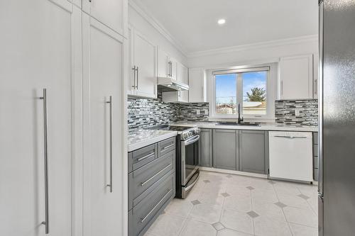 Cuisine - 92 Rue Latour, Saint-Constant, QC - Indoor Photo Showing Kitchen With Upgraded Kitchen