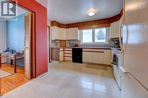 14 Munro Crescent, Red Deer, AB - Indoor Photo Showing Kitchen