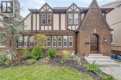 952 VICTORIA AVENUE  Windsor, ON N9A 4N4