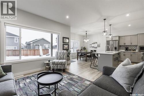 343 Stilling Manor, Saskatoon, SK - Indoor Photo Showing Living Room