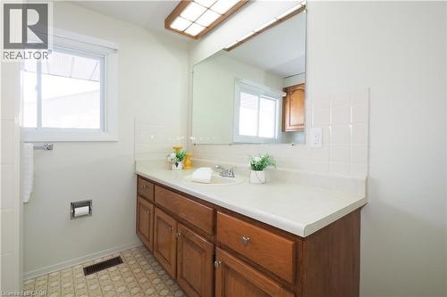 727 Riverside Drive, Cambridge, ON - Indoor Photo Showing Bathroom