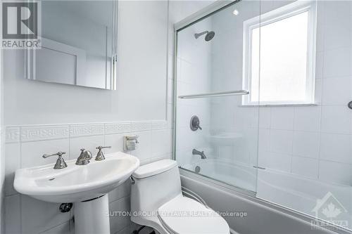 391 Greenwood Avenue, Ottawa, ON - Indoor Photo Showing Bathroom