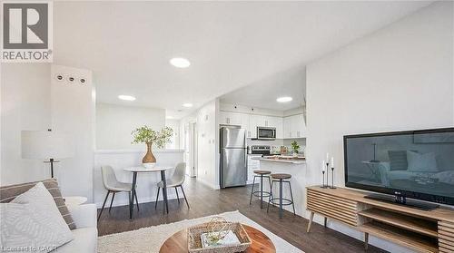 24 Morrison Road Unit# D9, Kitchener, ON - Indoor Photo Showing Living Room