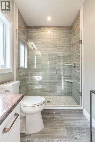 11 Champlain Court, Chatham, ON - Indoor Photo Showing Bathroom