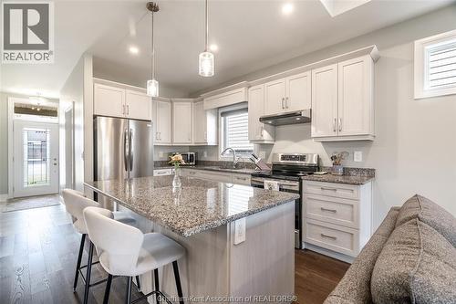 11 Champlain Court, Chatham, ON - Indoor Photo Showing Kitchen With Upgraded Kitchen