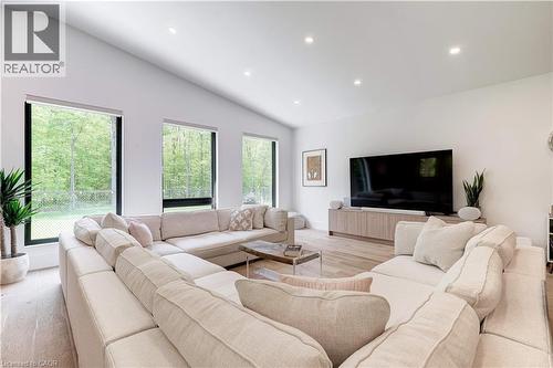 295 Allen Road, Grimsby, ON - Indoor Photo Showing Living Room
