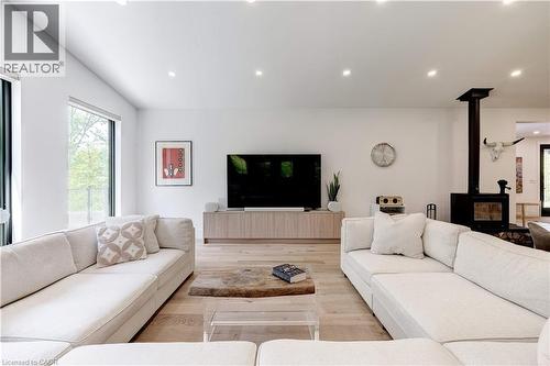 295 Allen Road, Grimsby, ON - Indoor Photo Showing Living Room