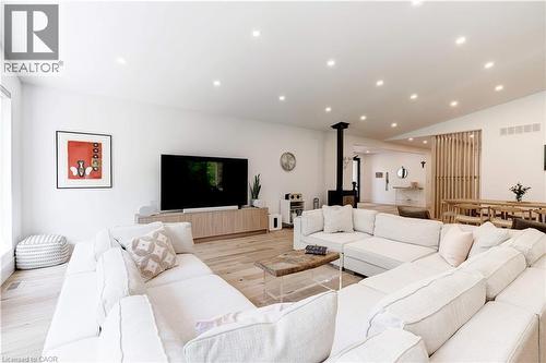 295 Allen Road, Grimsby, ON - Indoor Photo Showing Living Room