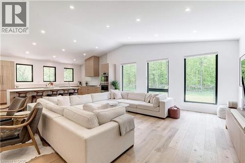 295 Allen Road, Grimsby, ON - Indoor Photo Showing Living Room