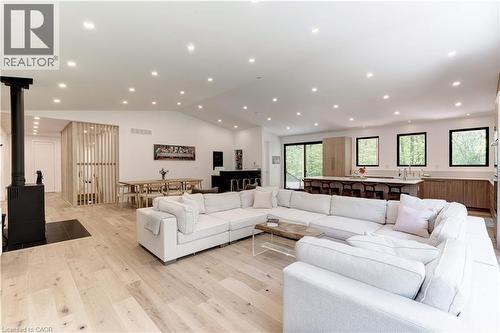 295 Allen Road, Grimsby, ON - Indoor Photo Showing Living Room