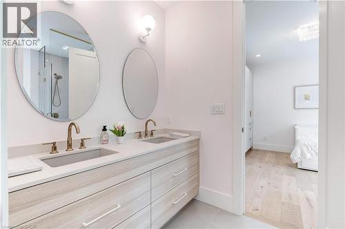 Jack and Jill bathroom 2nd full bath on main level - 295 Allen Road, Grimsby, ON - Indoor Photo Showing Bathroom