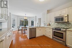 family sized eat-in kitchen lots of storage - 