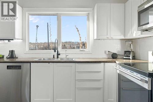 111 Macleod Trail E, Rural Foothills County, AB - Indoor Photo Showing Kitchen With Double Sink