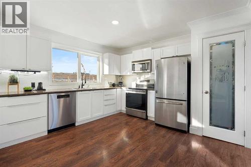 111 Macleod Trail E, Rural Foothills County, AB - Indoor Photo Showing Kitchen With Upgraded Kitchen