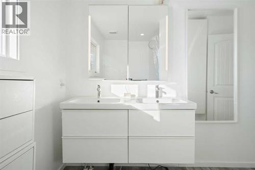 5PC ENSUITE - 111 Macleod Trail E, Rural Foothills County, AB - Indoor Photo Showing Bathroom