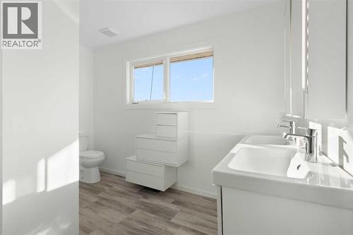 5PC ENSUITE - 111 Macleod Trail E, Rural Foothills County, AB - Indoor Photo Showing Bathroom