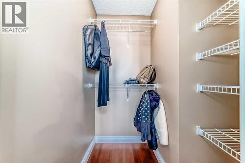 Bed room 3 walkin closet - 188 Hidden Ranch Crescent Nw, Calgary, AB - Indoor With Storage