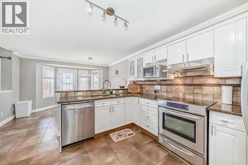 188 Hidden Ranch Crescent Nw, Calgary, AB - Indoor Photo Showing Kitchen