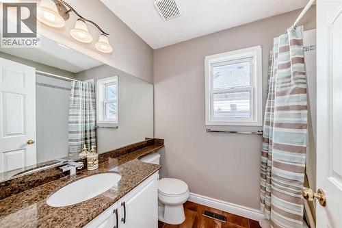 Spacious Upper level 4pc Bath - 188 Hidden Ranch Crescent Nw, Calgary, AB - Indoor Photo Showing Bathroom