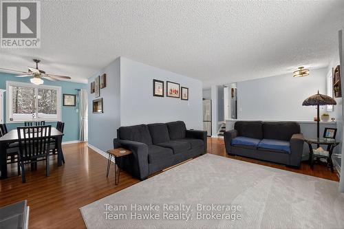 50 Laurier Boulevard, Tiny, ON - Indoor Photo Showing Living Room