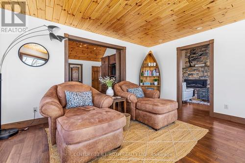 64 Mccords Road, Mckellar, ON - Indoor Photo Showing Living Room