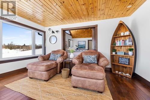 64 Mccords Road, Mckellar, ON - Indoor Photo Showing Living Room