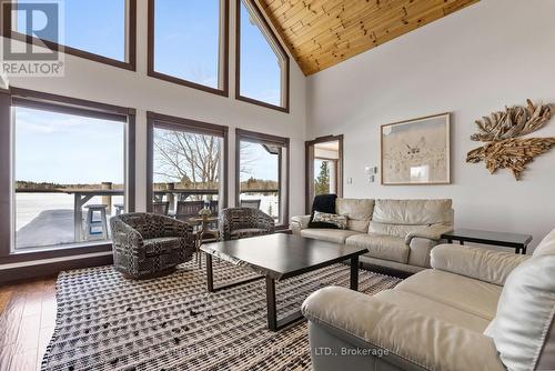 64 Mccords Road, Mckellar, ON - Indoor Photo Showing Living Room