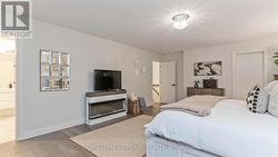 Luxurious with walk-in closet - 