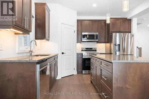 1566 Wright Crescent, London North (North S), ON - Indoor Photo Showing Kitchen With Upgraded Kitchen