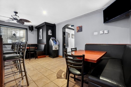 Restaurant - 4201Z Rue De Verdun, Montréal (Verdun/Île-Des-Soeurs), QC - Indoor Photo Showing Dining Room