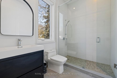 290 North Shore Boulevard E, Burlington, ON - Indoor Photo Showing Bathroom