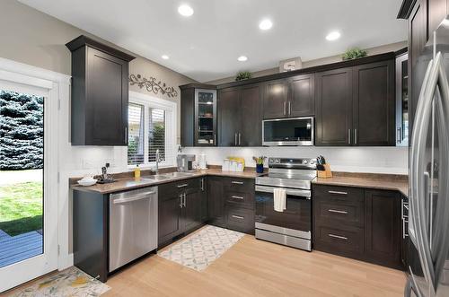 123-2920 Valleyview Drive, Kamloops, BC - Indoor Photo Showing Kitchen With Stainless Steel Kitchen With Upgraded Kitchen