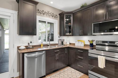 123-2920 Valleyview Drive, Kamloops, BC - Indoor Photo Showing Kitchen With Double Sink