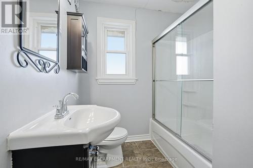 363 East 14Th Street, Hamilton, ON - Indoor Photo Showing Bathroom