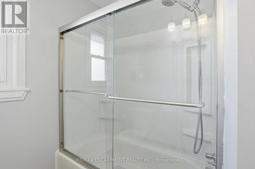 363 East 14Th Street, Hamilton, ON - Indoor Photo Showing Bathroom