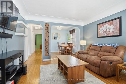 363 East 14Th Street, Hamilton, ON - Indoor Photo Showing Living Room