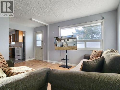 408 49 Avenue E, Claresholm, AB - Indoor Photo Showing Living Room