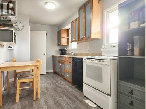 408 49 Avenue E, Claresholm, AB - Indoor Photo Showing Kitchen