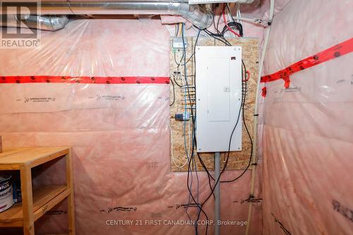 9 - 2040 Shore Road, London South (South A), ON - Indoor Photo Showing Other Room