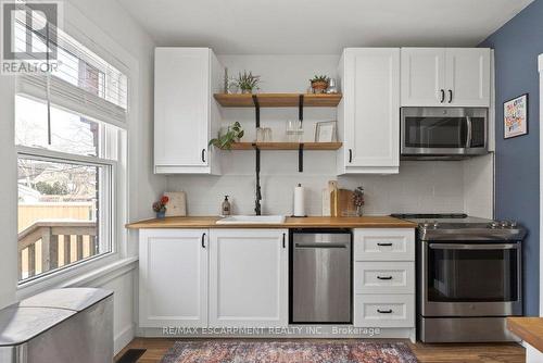 19 Huxley Avenue N, Hamilton, ON - Indoor Photo Showing Kitchen