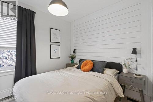 19 Huxley Avenue N, Hamilton, ON - Indoor Photo Showing Bedroom