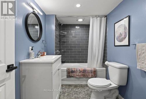 19 Huxley Avenue N, Hamilton, ON - Indoor Photo Showing Bathroom