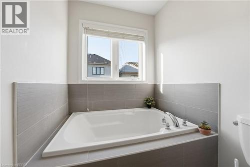 29 Arnold Marshall Boulevard, Caledonia, ON - Indoor Photo Showing Bathroom