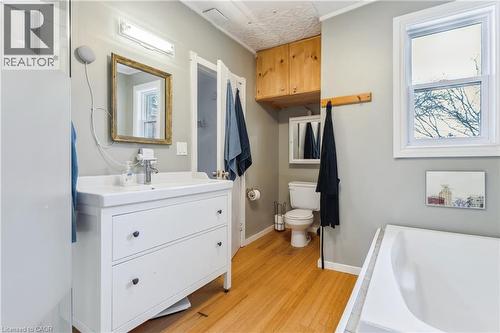 296 Charlton Avenue W, Hamilton, ON - Indoor Photo Showing Bathroom