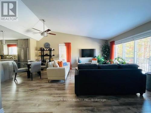 201 - 222 First Street E, Cornwall, ON - Indoor Photo Showing Living Room