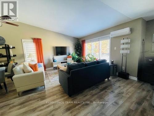 201 - 222 First Street E, Cornwall, ON - Indoor Photo Showing Living Room