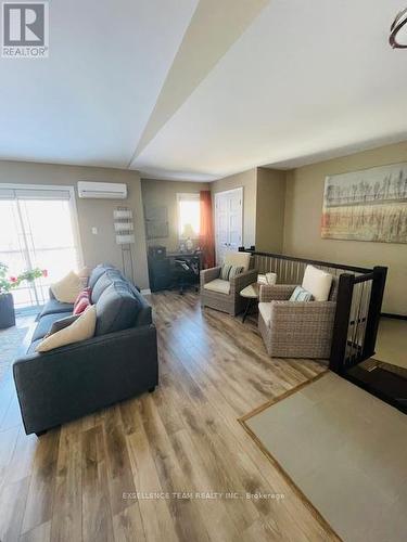 201 - 222 First Street E, Cornwall, ON - Indoor Photo Showing Living Room