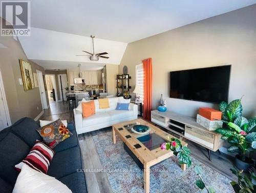 201 - 222 First Street E, Cornwall, ON - Indoor Photo Showing Living Room