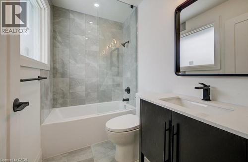 328 The Country Way, Kitchener, ON - Indoor Photo Showing Bathroom